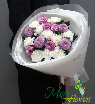 Buchet cu garoafe  albe, trandafiri mov și crizantemă momoka foto 394x433